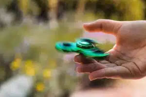 Hand spinner : histoire d’un jouet qui n’en était pas un