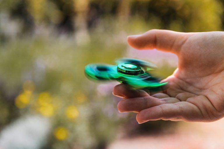 Hand spinner : histoire d’un jouet qui n’en était pas un