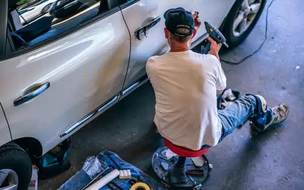 Débosselage sans peinture : la solution pour réparer les bosses de votre  véhicule