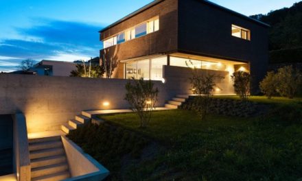 Une nouvelle construction sur un terrain en pente