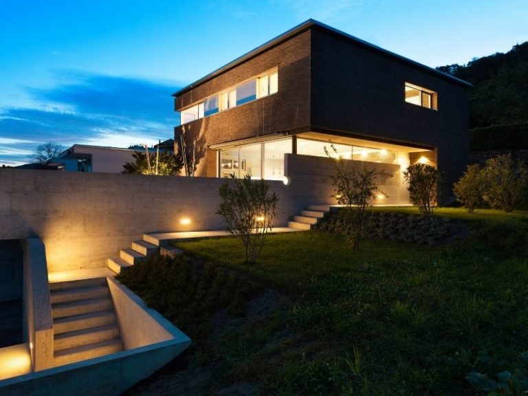 Une nouvelle construction sur un terrain en pente