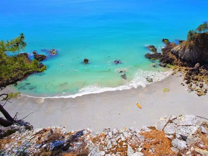 Bain de soleil sur les plages secrètes de France