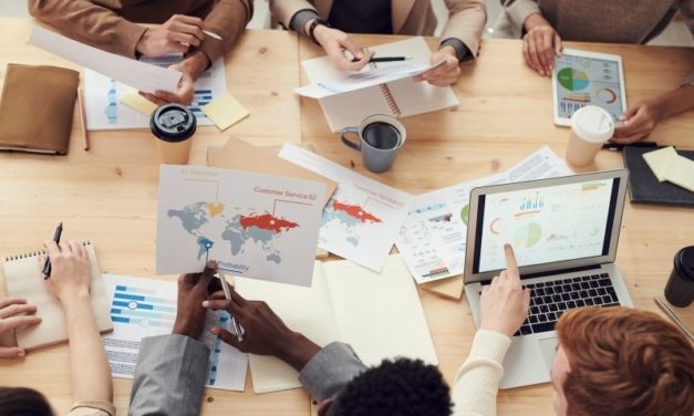 Un lieu de travail sur mesure avec des conteneurs de bureaux