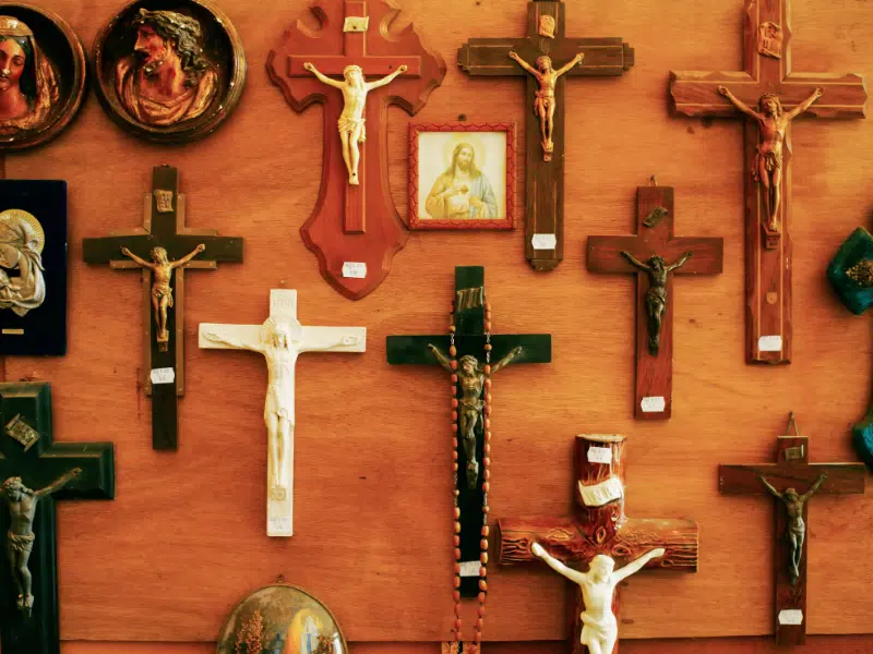 Où accrocher un crucifix dans votre maison ?