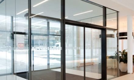Pourquoi faut-il installer une porte coulissante automatique dans son bâtiment ?