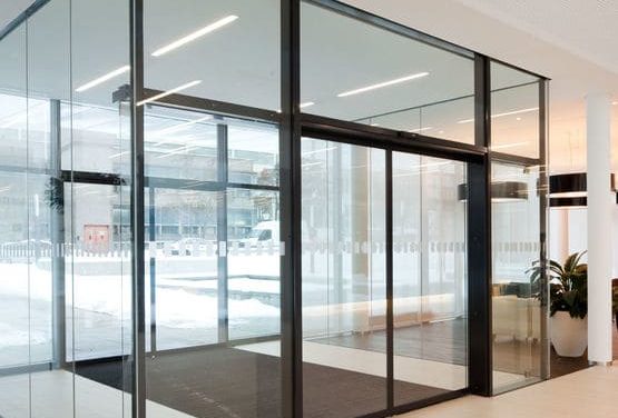Pourquoi faut-il installer une porte coulissante automatique dans son bâtiment ?