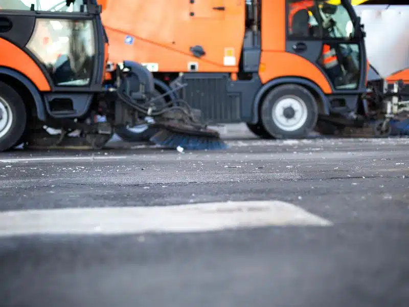 Le nettoyage de voirie et le curage d’avaloir pour lutter contre les inondations