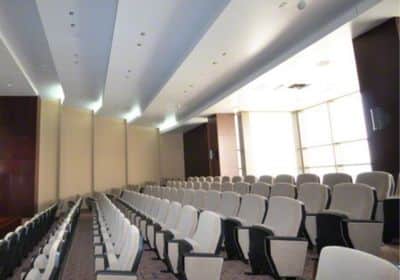 Les plafonds tendus acoustiques pour votre commerce