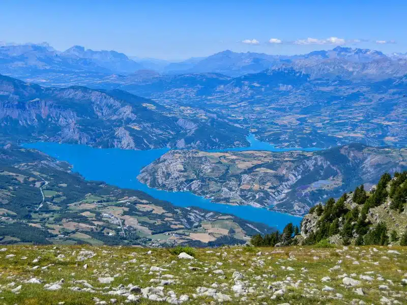 Pourquoi séjourner près du lac de Serre-Ponçon ?