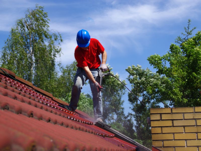 Le guide complet pour réussir l'entretien d'une toiture en tuiles