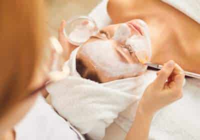 Que permet le peeling chimique et en quoi consiste-t-il ?