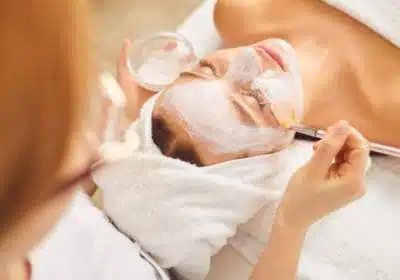 Que permet le peeling chimique et en quoi consiste-t-il ?
