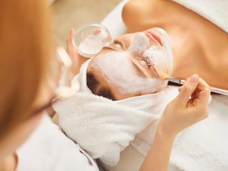 Que permet le peeling chimique et en quoi consiste-t-il ?