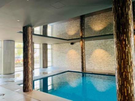 Alliez l’utile à l’agréable avec un plafond tendu acoustique