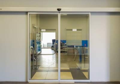 Pourquoi choisir une porte automatique piétonne ?