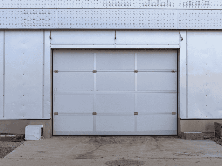 La porte sectionnelle industrielle : un levier d’innovation pour l’industrie 4.0