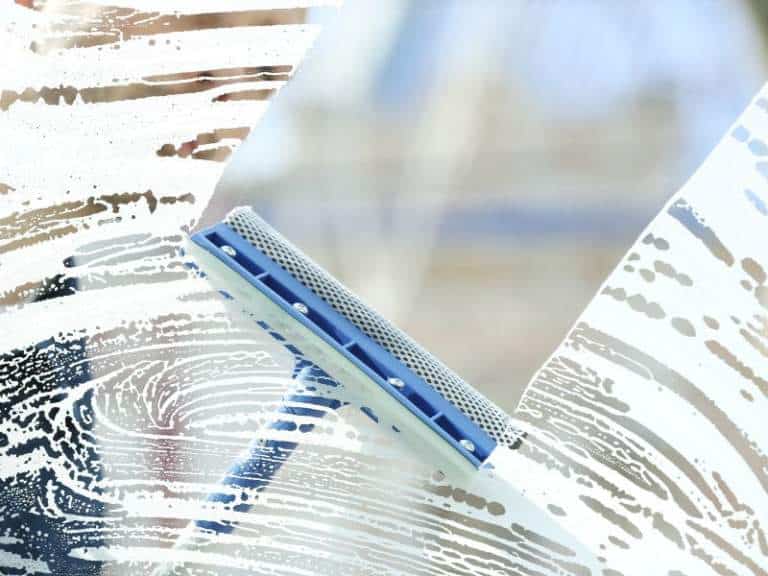 Intervention ponctuelle ou contrat annuel : que choisir pour le nettoyage vitres à Bruxelles ?